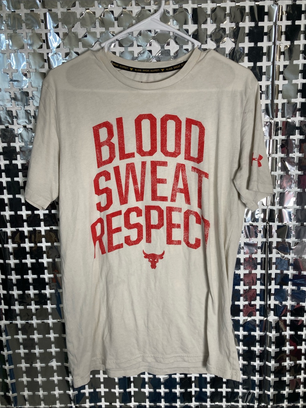 Under Armour Men’s Cream Short-Sleeve Graphic Tee with Red Print